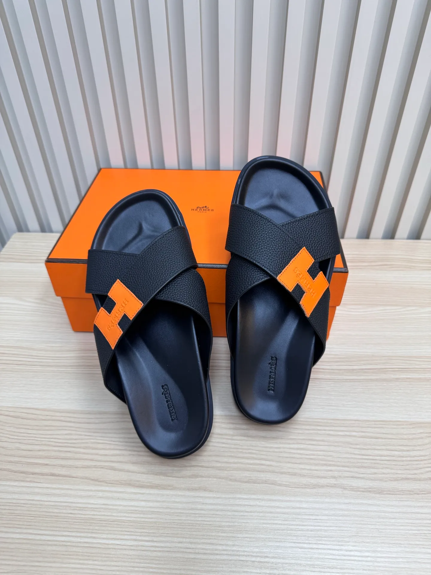 🅿️300💰Couple style 25 latest cross-slippers Hermes 🐎The extremely popular couple style second uncle slippers/latest hardware buckle sandals and slippers, paired with various colorful socks, so trendy!           ———————— Upper: Imported pebbled cowhide Lining: Imported cowhide Outsole: Tpu non-slip and wear-resistant outsole Female size: 35-42 (40.41.42 non-refundable and non-exchangeable) Male size: 39-46 (45.46 non-refundable and non-exchangeable) Long-term spot Couple model 37-46